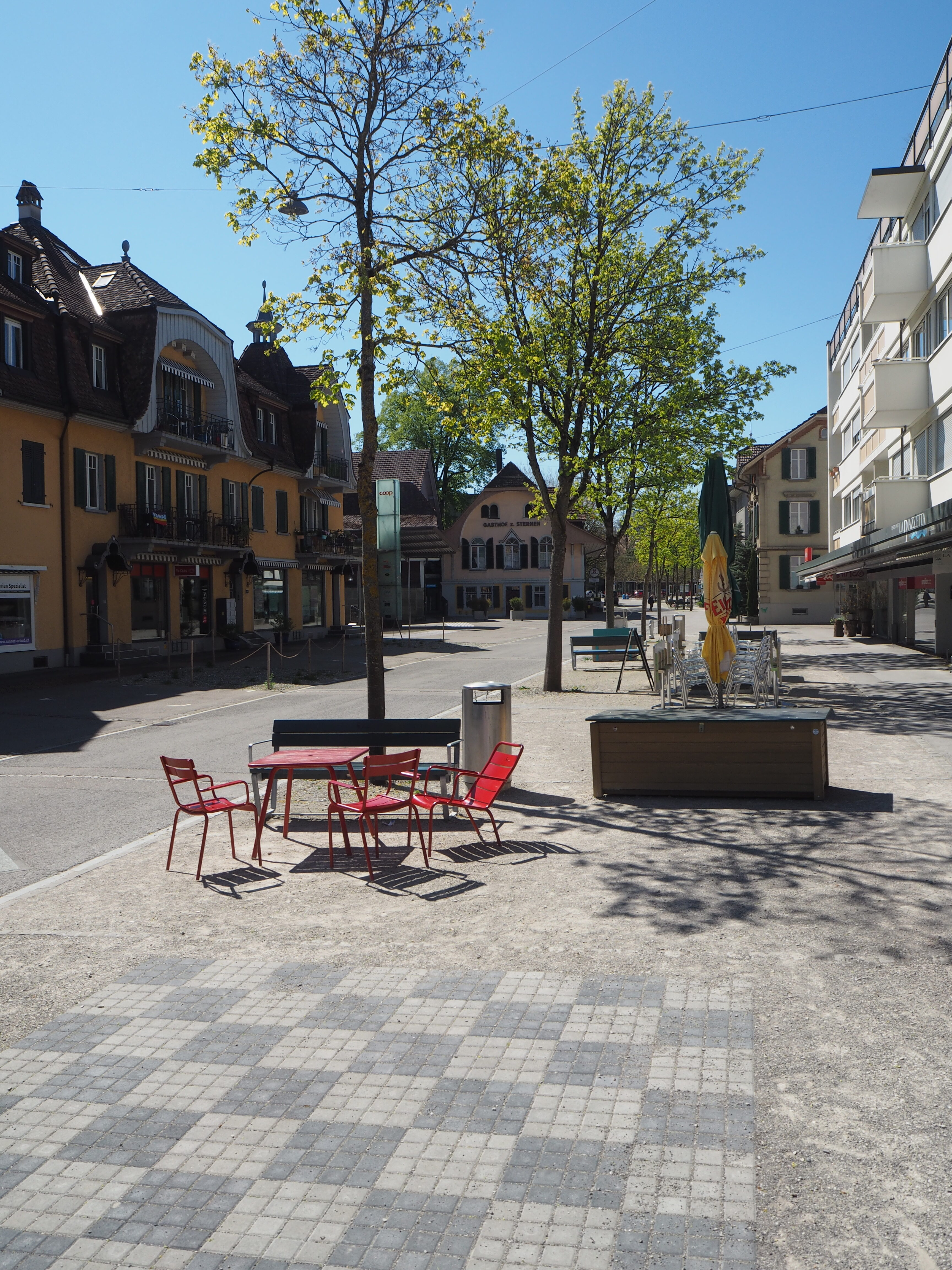 Fussgängerzone mit Sitzgelegenheiten, Platz und Bäumen