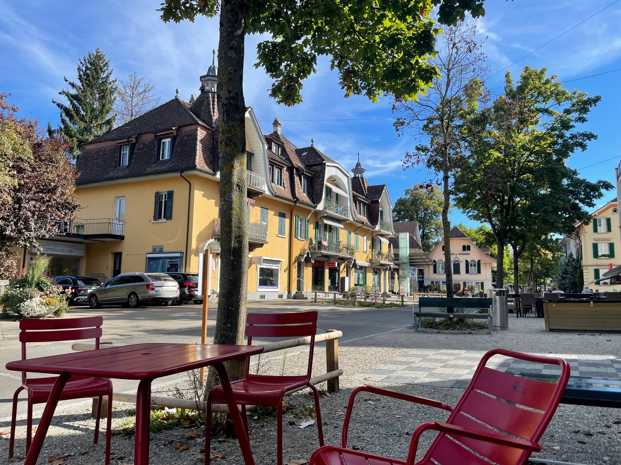 Fussgängerzone mit Sitzgelegenheiten und einem Baum