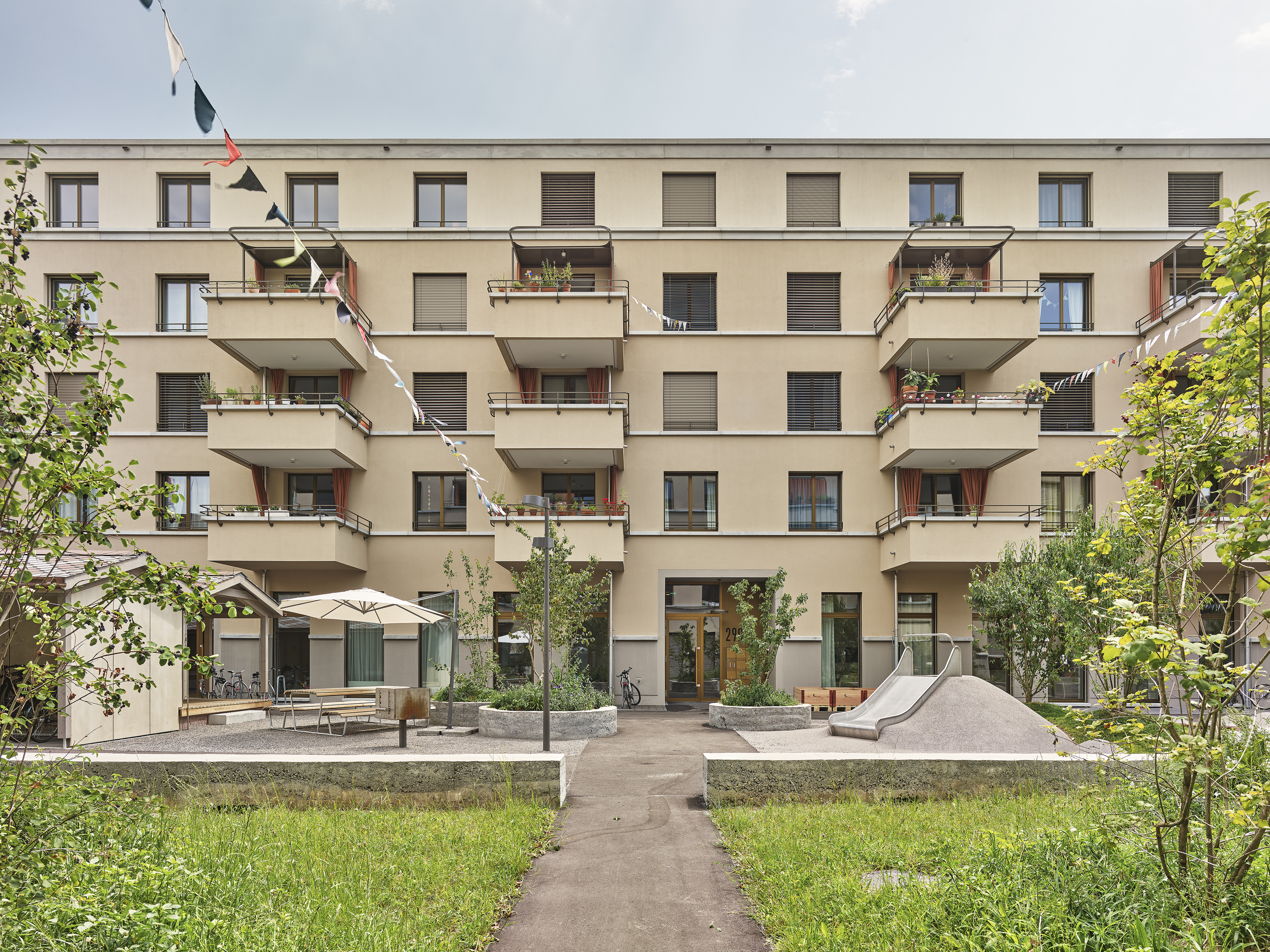 Wohnhaus mit Gartenelemente im Vordergrund