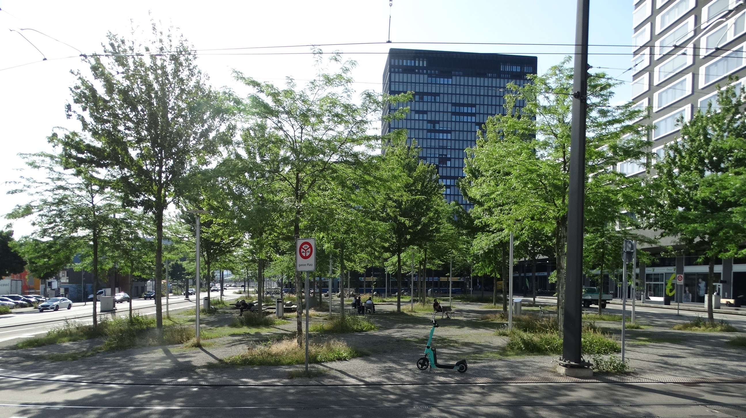 Platz im urbanen Bereich mit Bäumen