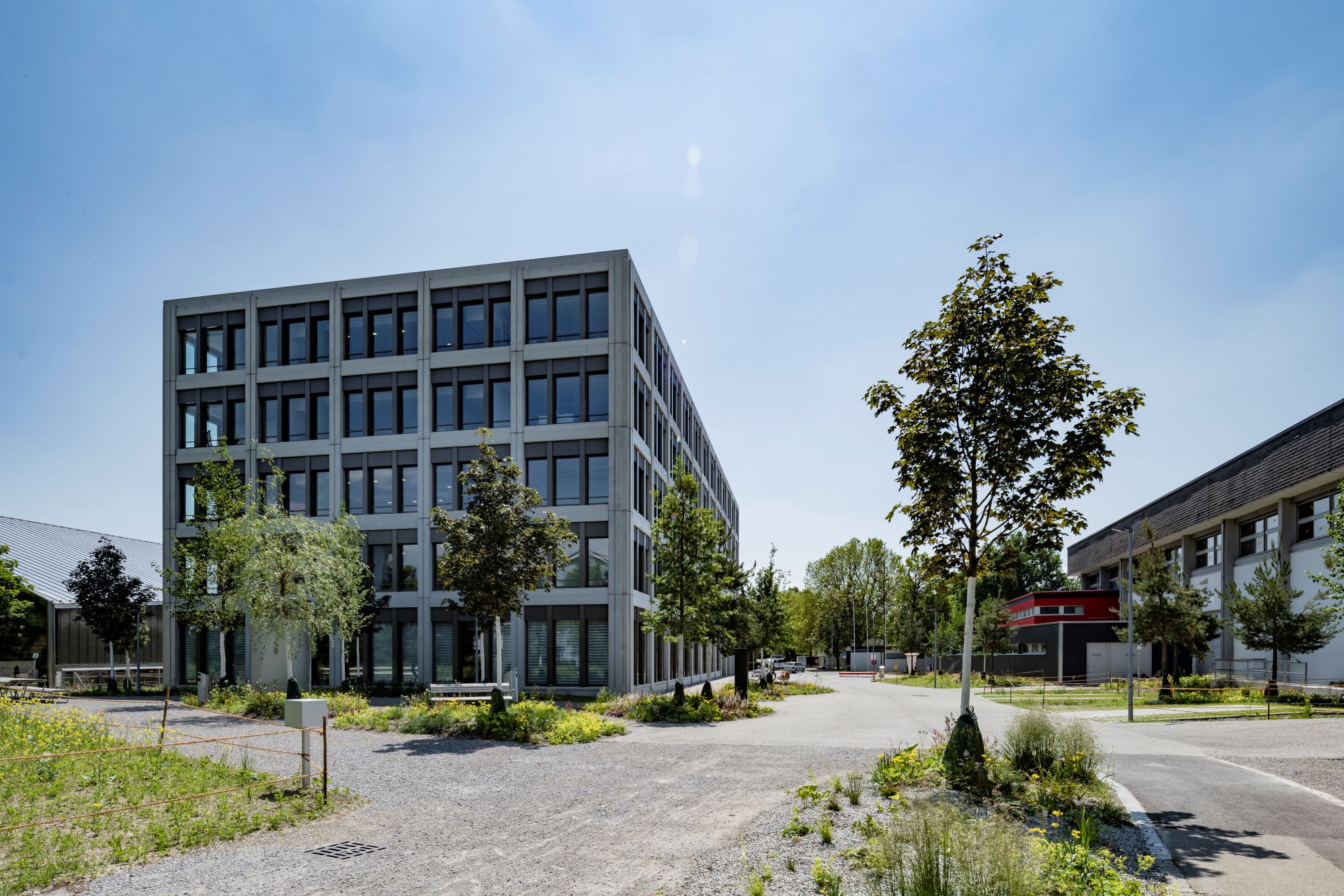 Verwaltungsgebäude mit Vorplatz