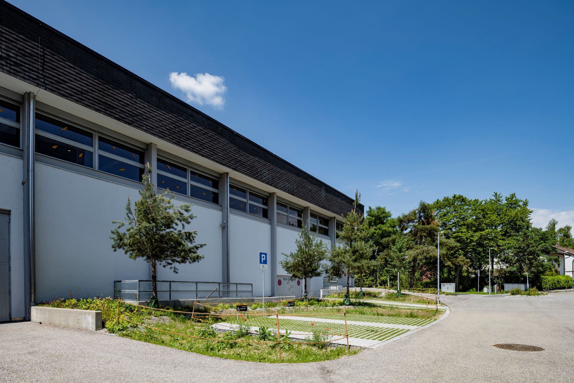 Parkplätze ausserhalb Geäude