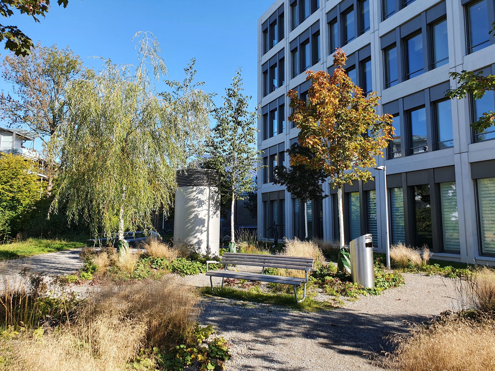 Areal vor Gebäude mit Sitzgelegenheiten